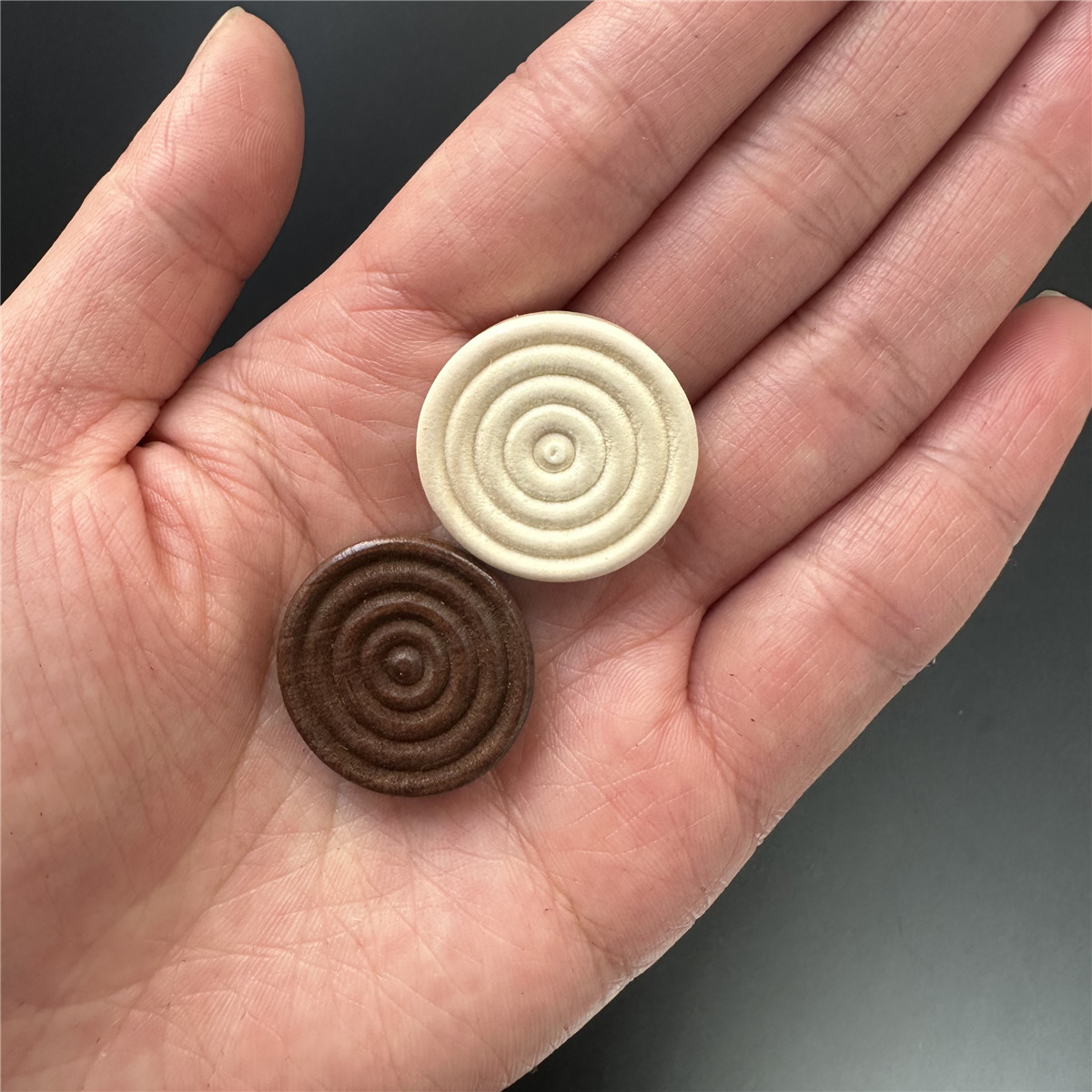 24 pcs1 Set mit 2,5 cm runden Holz prüfern rund um internat ionale Schachfiguren für Brettspiel-Backgammon-Zubehör