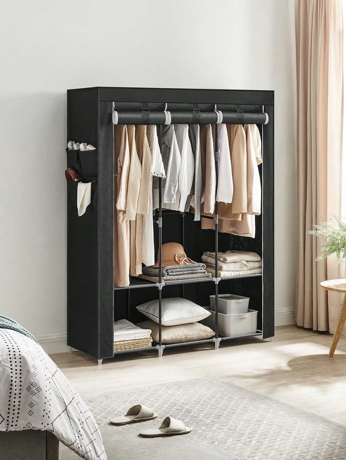 SONGMICS Guardaroba portatile: 130x45x167 cm, copertura, 3 binari sospesi, ripiani, 4 tasche laterali, grande capacità, nero, camera da letto