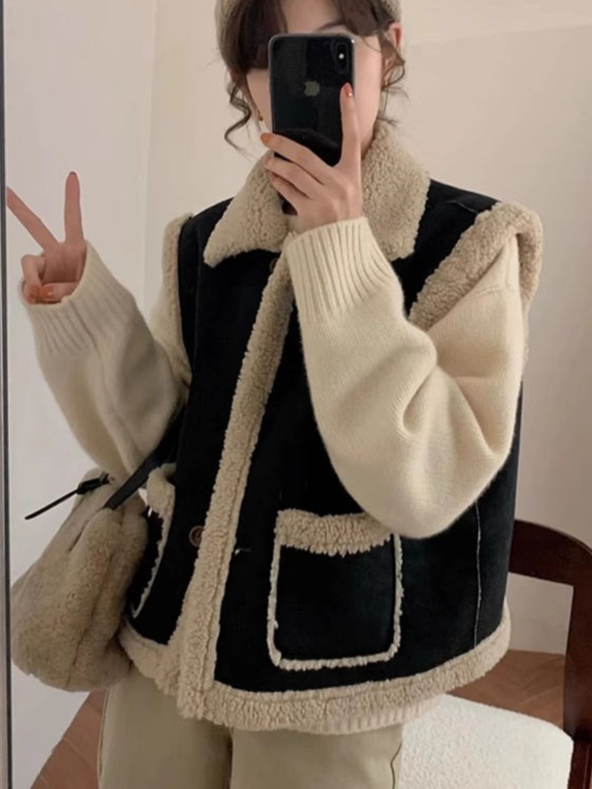 Feelchamois レザーラムウールベスト女性のカジュアル小柄な黒の毛皮統合ショートジャケットハイエンド冬服プーロネックシングルボタン