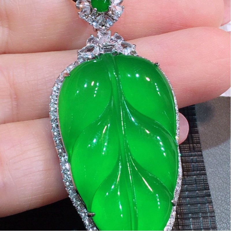 Ice-like Positive Green Leaf Shaped Treated Jadeite Pendant Myanmar18KInlaid Emperor Full Green Pendant for Women Gift