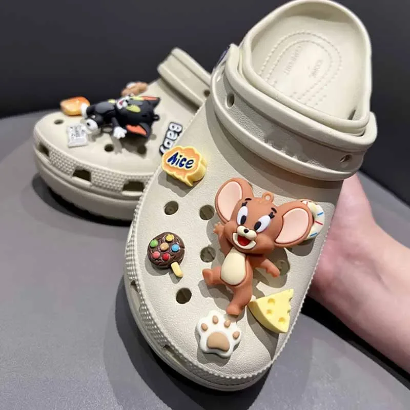 MINISO Tom and Jerry ชุดอะนิเมะสําหรับน่ารักการ์ตูนรองเท้า Charms อุปกรณ์ตกแต่งสําหรับ Classic Clog X-mas ของขวัญ