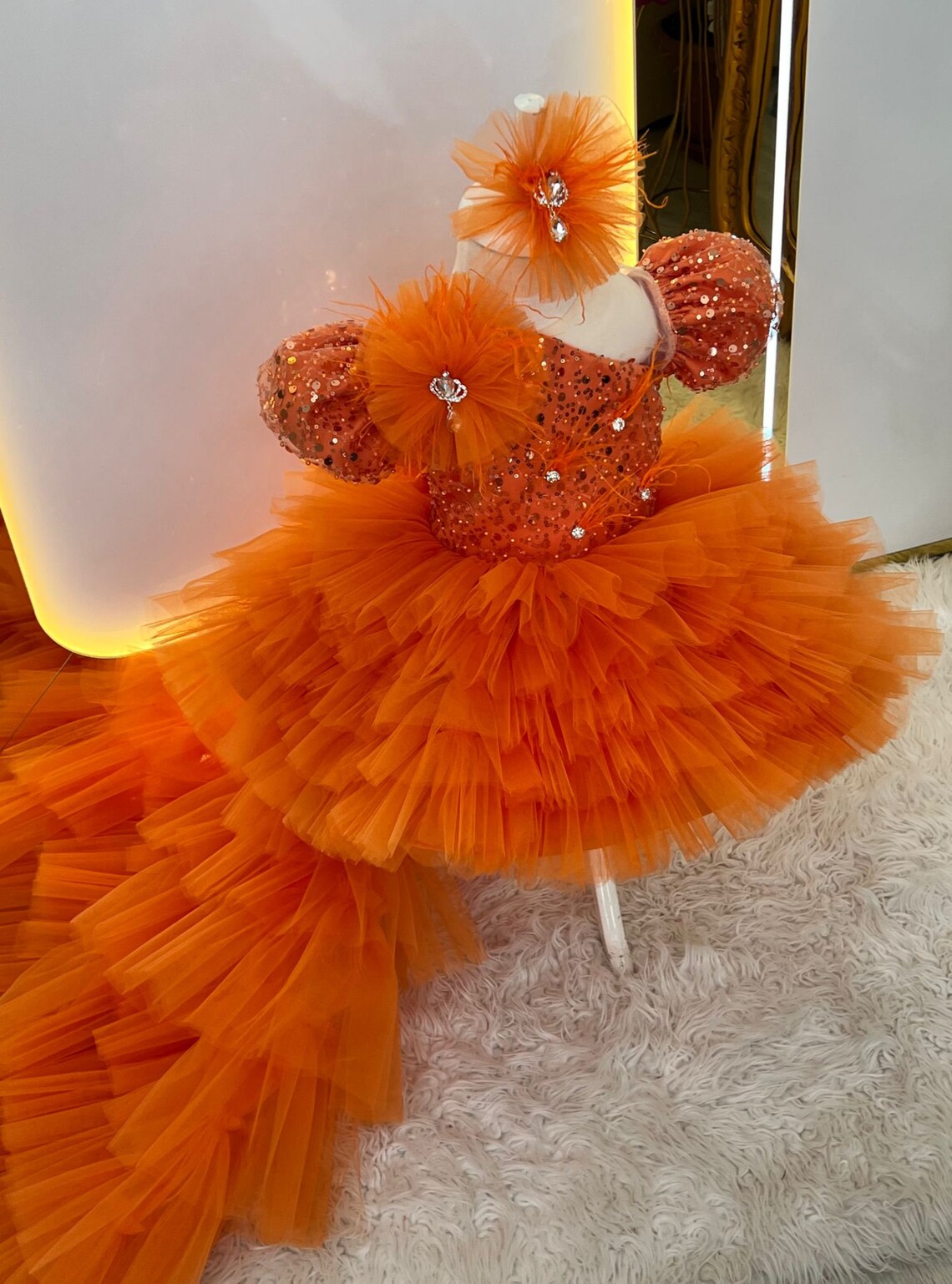 สีชมพูชุดสาวดอกไม้สําหรับงานแต่งงานวันเกิดเจ้าหญิง Feather Tulle ประกวดชุดอย่างเป็นทางการพรหม Gowns ยาวรถไฟ