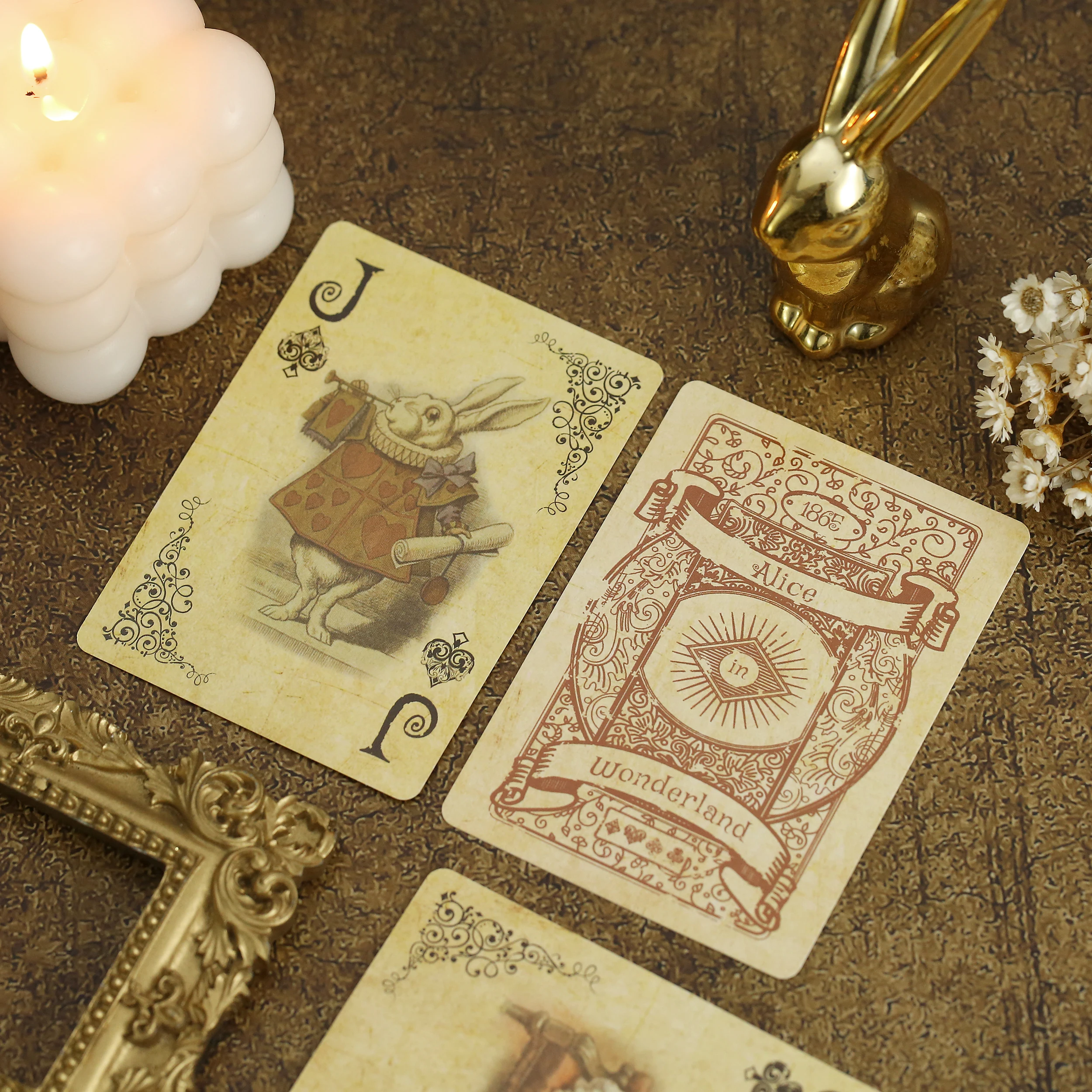 ​ 1 ชุดสไตล์วินเทจเล่นไพ่ Alice in Wonderland ไพ่โป๊กเกอร์สํารับเกมกระดาน Retro โป๊กเกอร์ไม่เคยเปิด