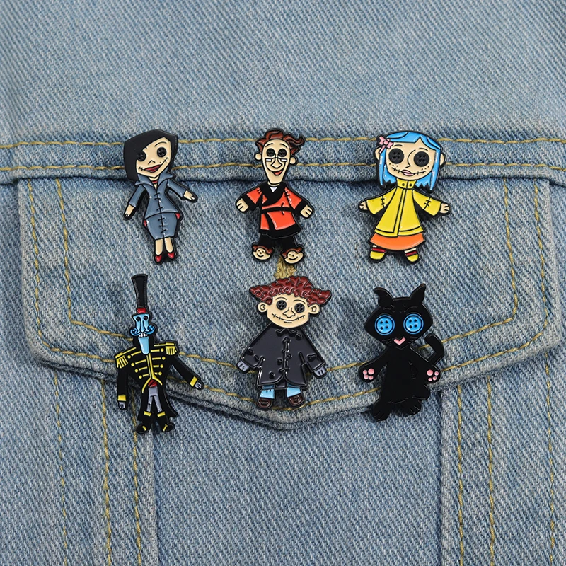 Ragdoll mit Knopfenaugen, Emaille-Anstecknadeln, individuelle Broschen, Anstecknadeln, Cartoon-Gothic-Charakter, Schmuck, Geschenk für Kinder und Freunde