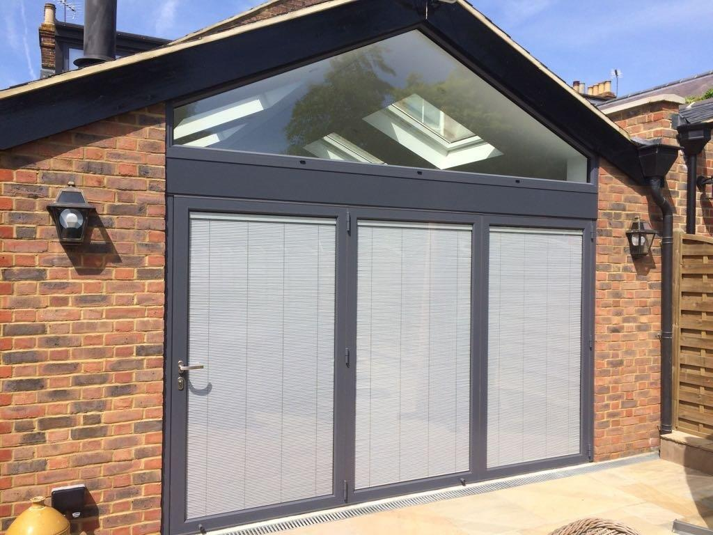 Porta acordeão direto da fábrica, portas dobráveis de alumínio com vidro duplo, edifício residencial, varanda externa, portas dobráveis de vidro