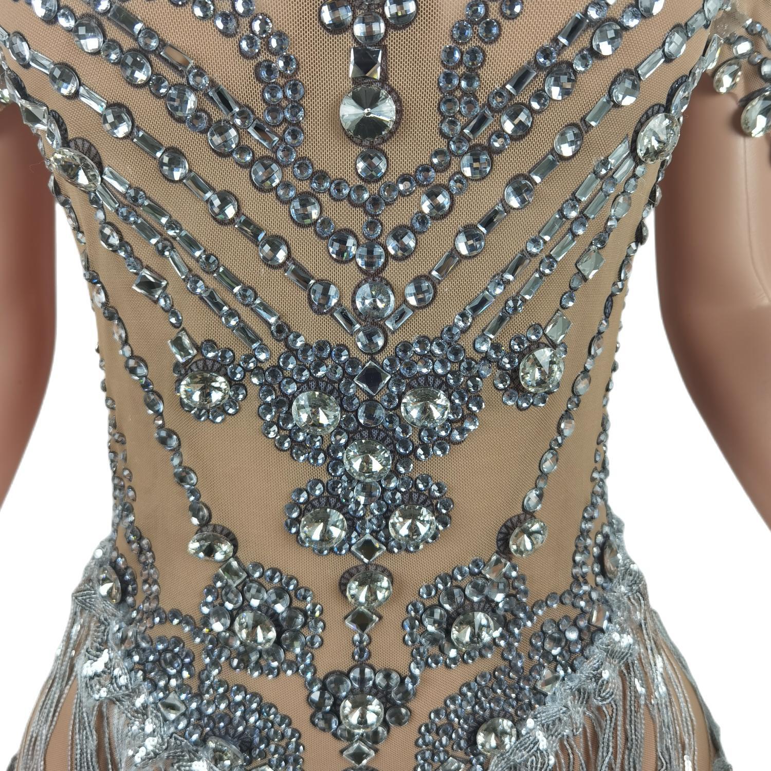 Блестящее серебряное женское платье с блестками и бахромой