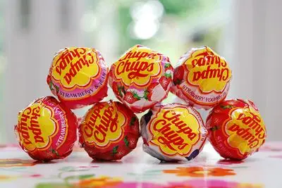 Chupa chups morango love-box com 12 sacos de 120gr-mistura de deliciosos doces de morango, morango azedo e fres-creme, sem glúten e com a vara de papel-este produto não contém glúten