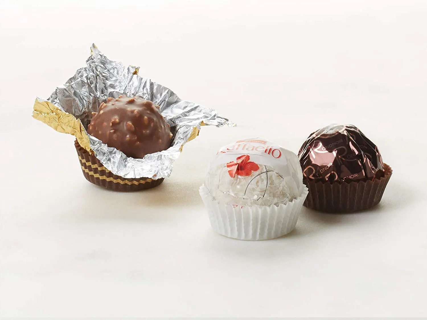 Chocolates ferrero rocher-chocolates de chocolate com leite e avelãs ferrero rocher-um presente para ficar bem em qualquer ocasião-escolha o caso que melhor lhe convier com 30 , 24 , 16 unidades...
