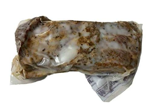 Chicharrão de cadeia ideal com limão e gotículas salgadas, produto gourmet, delicatessen, típico da província de cadeia.