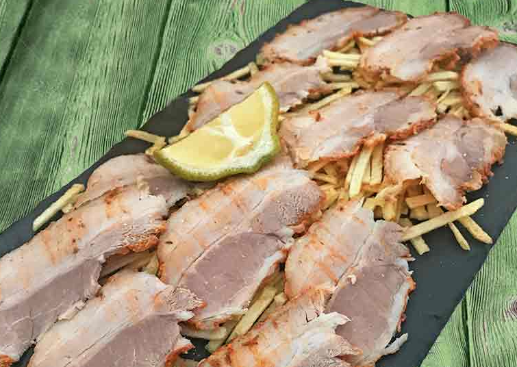 Chicharrão de cadeia ideal com limão e gotículas salgadas, produto gourmet, delicatessen, típico da província de cadeia.