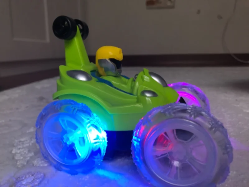 Mobil Anak dengan Pengendali Jarak Jauh Berpendar Berdaya Baterai Yang Cocok untuk Usia Di Atas 3 Tahun.