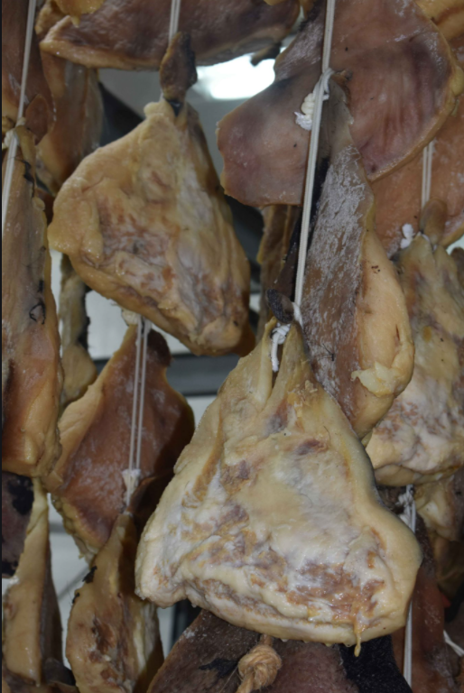 Papada ibérica de bolota guijuelo é um pedaço de textura macia, mas de grande intensidade em sabor e cheiro.