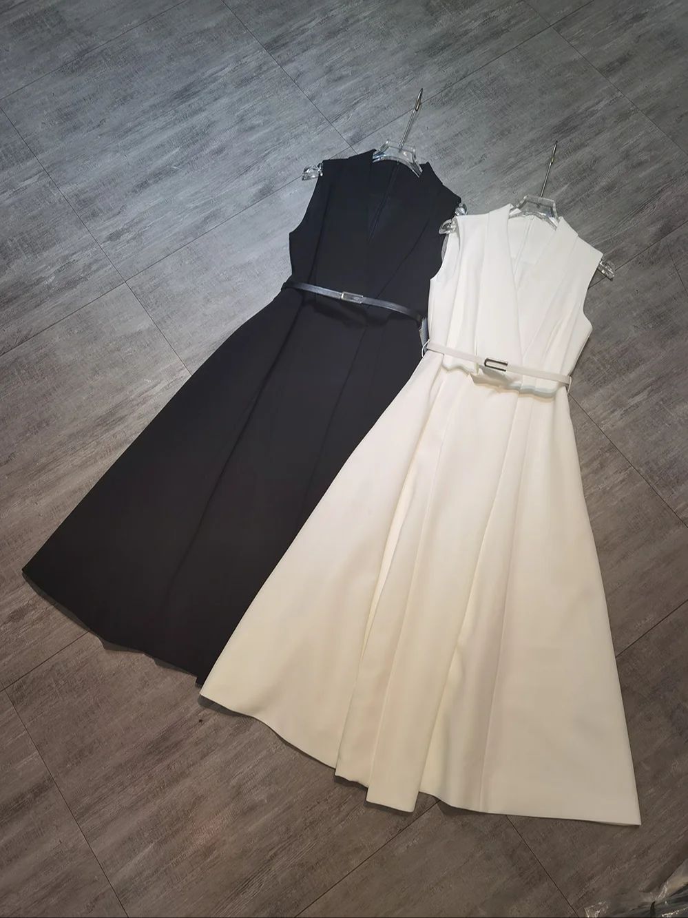 Elegante vestido de verano sin mangas con cuello en V y cinturón