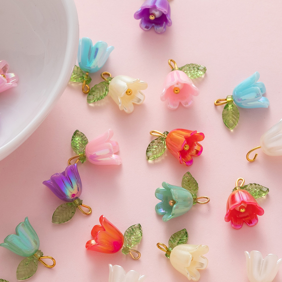 10 個のアクリルスズランの花のつぼみビーズ、カラールースビーズでメッキ、手作り DIY ジュエリーアクセサリー作り