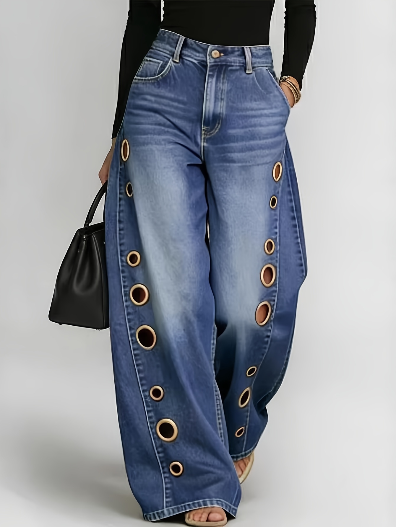 Jeans a gamba larga in stile retrò con occhielli metallici, vita alta, vestibilità ampia e lunga fino ai piedi, occhielli sfumati di diverse dimensioni su entrambi i lati, finitura lavata effetto distressed, tasche classiche anteriori e posteriori, perfet
