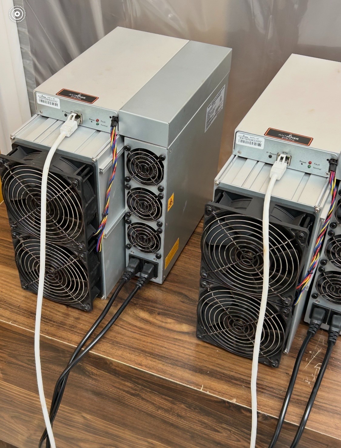 KJ Bitmain Antminer S19J Pro 104TH ASIC Bitcoin Miner, pouco usado, em bom estado.