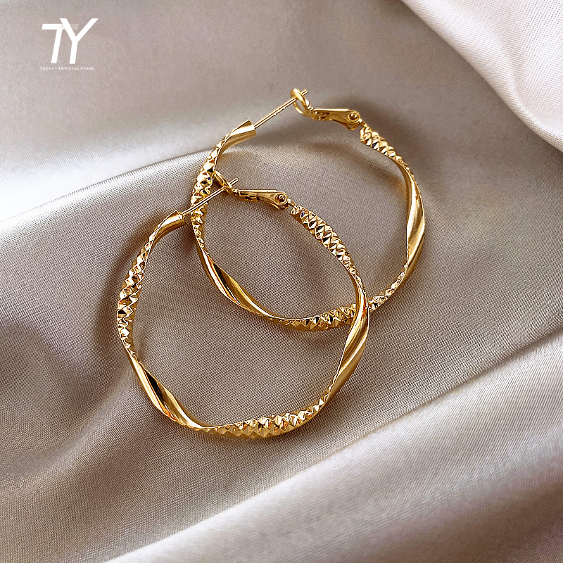 Minimalistische Metall-Gold-Farben-Creolen, 2025, modischer koreanischer Schmuck für Frau, Hochzeit, Party, ungewöhnliche Ohrringe für Luxus-Mädchen