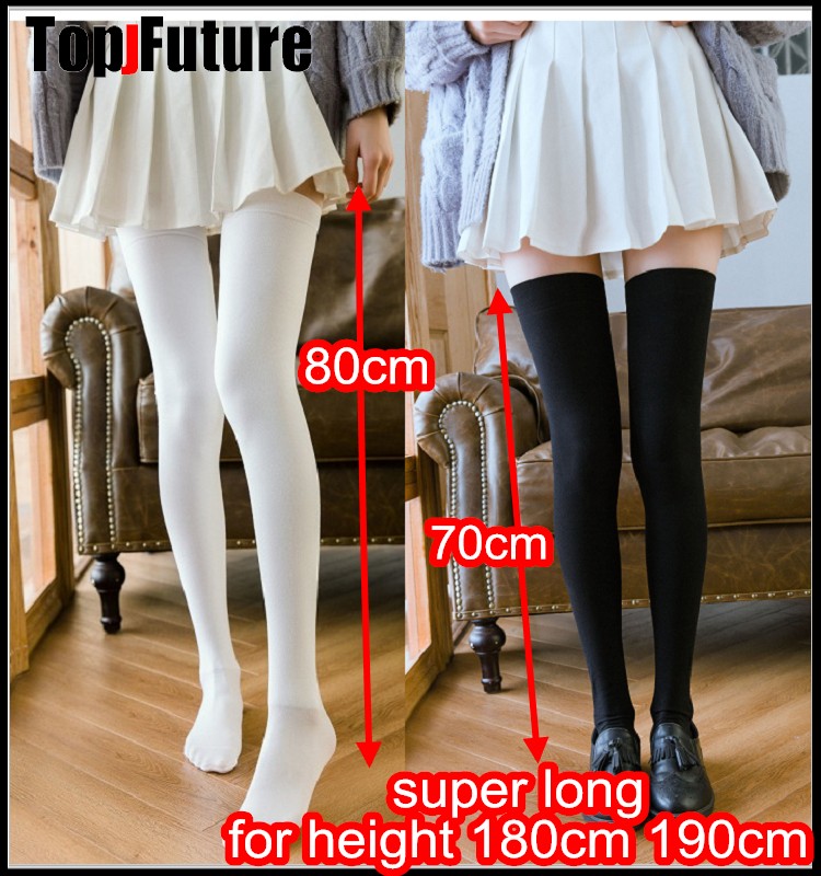 Les étudiants japonais allontent des bas hauts au-dessus du genou, des bas de cuisse, des chaussettes spéciales de cosplay, bas Lolita
