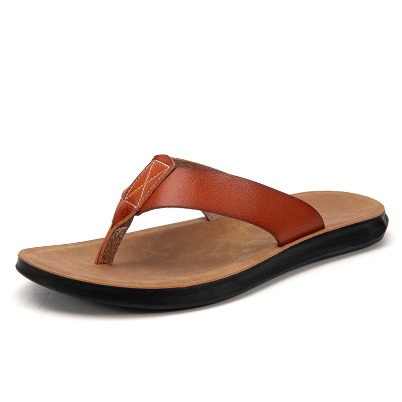 Letnie klapki męskie kapcie skórzane lekkie wygodne mieszkania plażowe klapki wewnętrzne Outdoor męskie klapki Chanclas Hombre Piel
