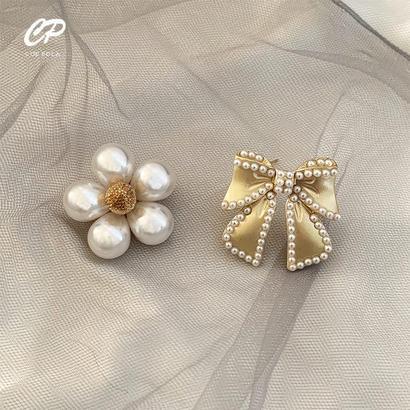 Śliczna perłowa broszka z kokardką Mały sweter Wykwintna perłowa ozdoba Broszki Szpilka dla kobiety weselnej