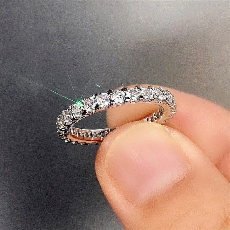Huitan 新しいトレンディな薄型指輪バンド、光沢のあるキュービックジルコニア付き、シンプルでスタイリッシュな日常着用アクセサリー、女性用