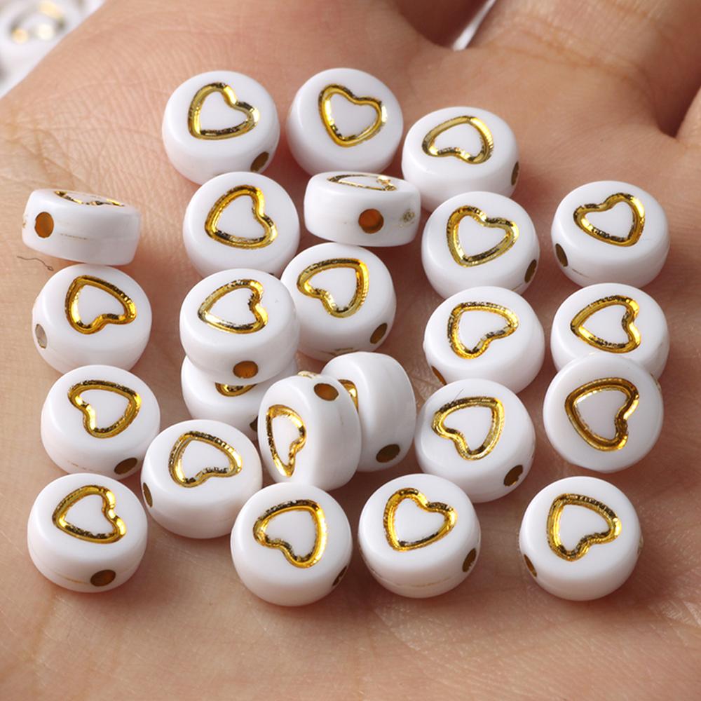 100 Uds. Espaciador de cuentas acrílicas redondas planas con patrón de corazón dorado para hacer joyería DIY, collar de pulsera para mujeres y niños