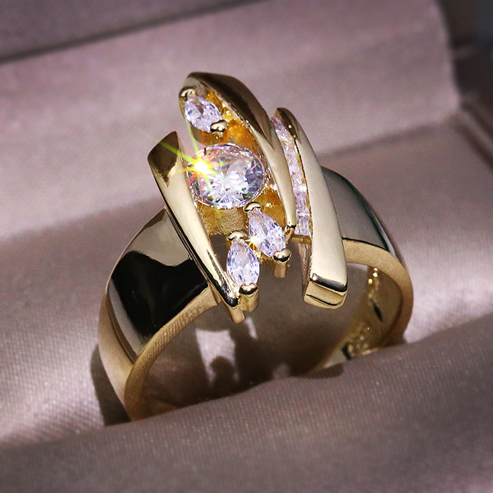 Huitan Luxe Goud Kleur Geometrische Vorm Vrouwen Ringen Hiphop Party Stijlvolle Vrouwelijke Vinger Ringen Dazzling Cz Dame Mode-sieraden