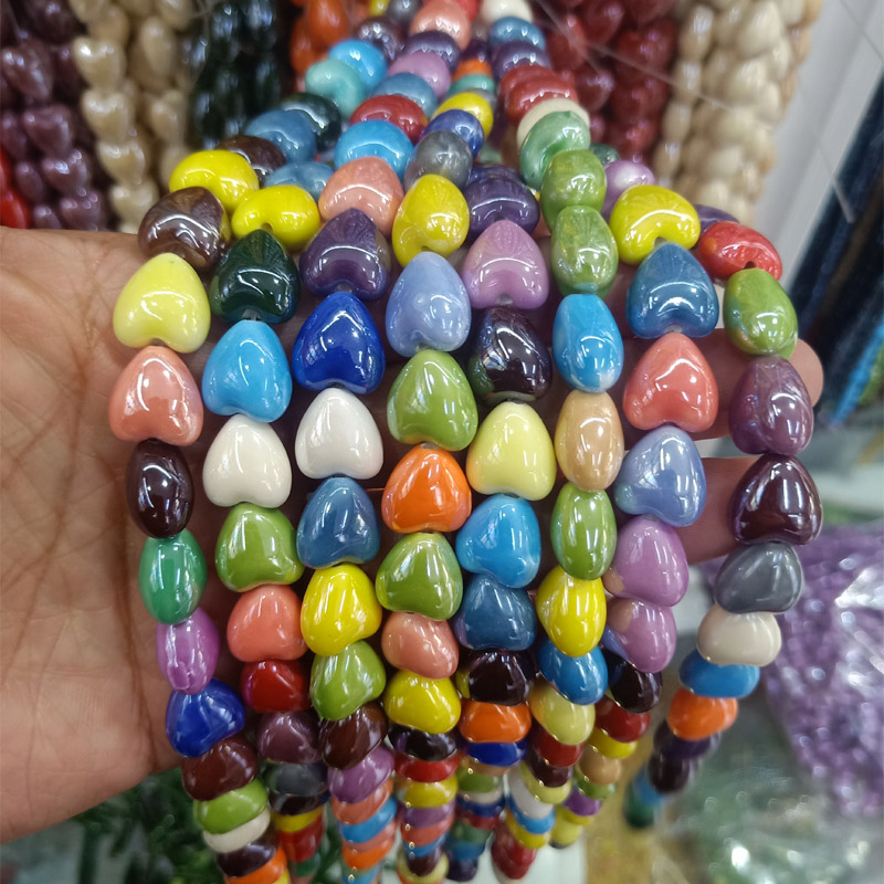 20 piezas cuentas de cerámica sueltas de 12x13x8mm con forma de corazón rojo/azul/verde/púrpura/amarillo/naranja cuentas de cerámica para fabricación de joyería DIY