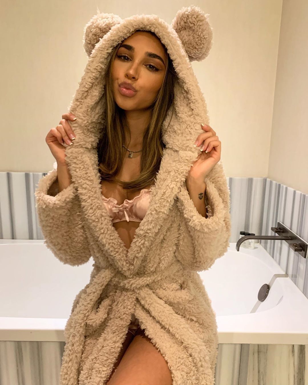 2021 Wsevypoผู้หญิงใหม่ขนแกะHooded Robeชุดนอนฤดูใบไม้ร่วงฤดูหนาวแขนยาวหนาSleep Robe Furryชุดนอนหญิง