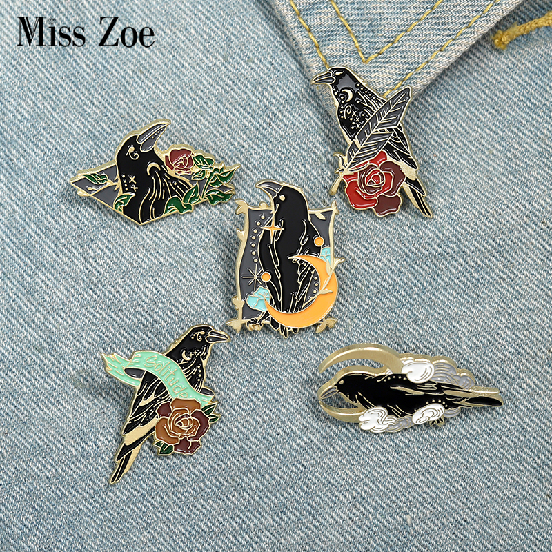 Crow RavenเคลือบPin Custom Bird Feather Moonดอกไม้เข็มกลัดกระเป๋าLapel Pin Punk Badge Gothicของขวัญเครื่องประดับสําหรับเพื่อน