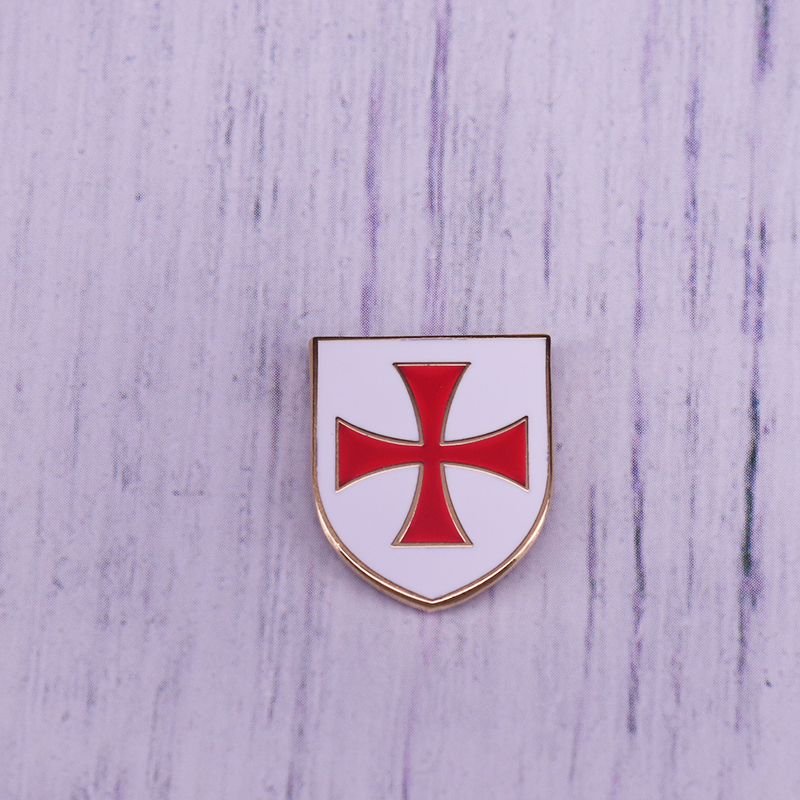 Badge en émail chevaliers templiers croisés, croix rouge, bouclier blanc, broche créative