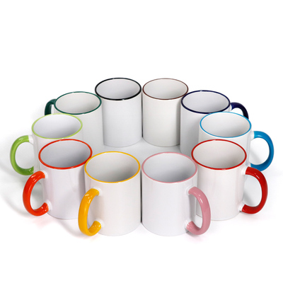 Caneca de cerâmica em branco com alça colorida, para sublimação