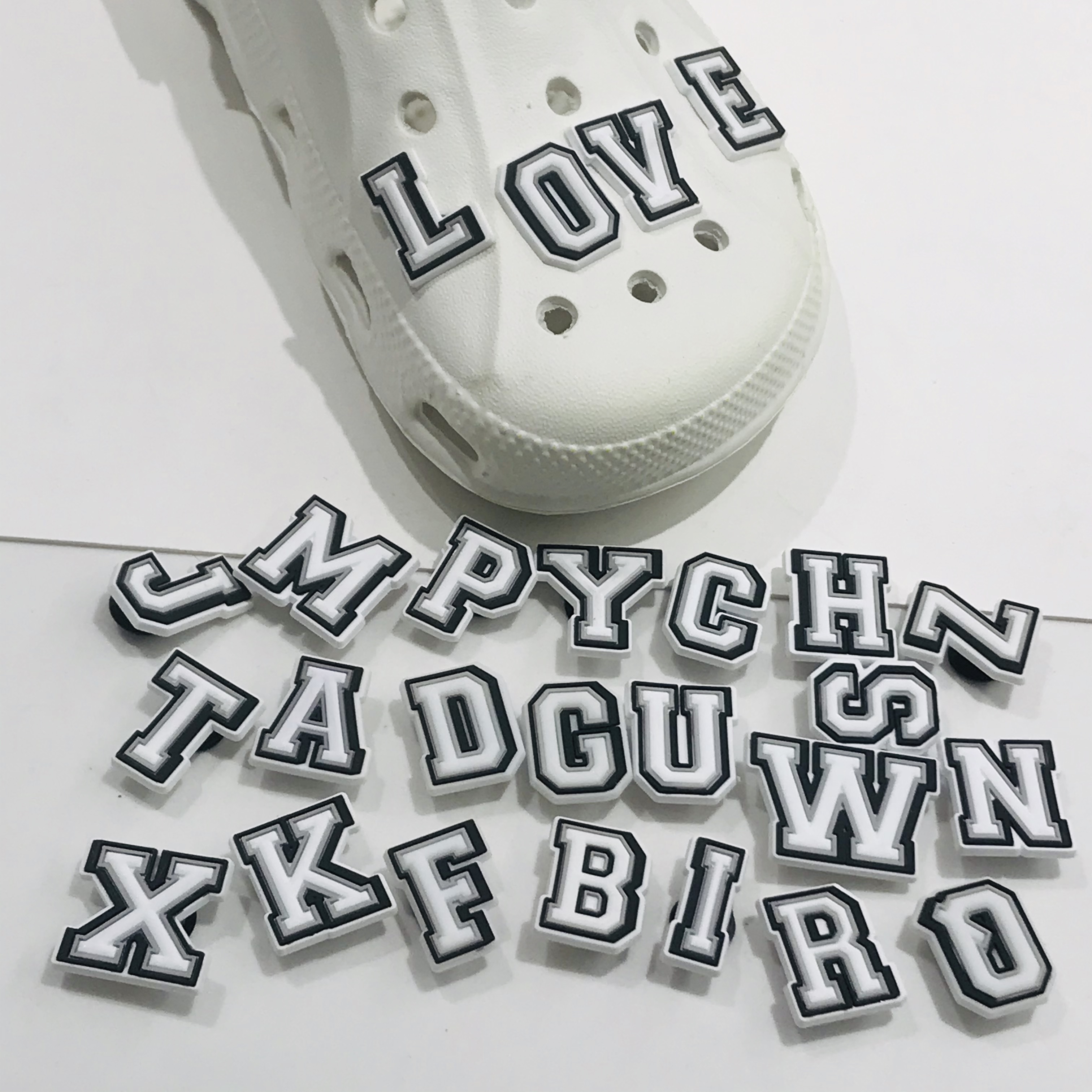 1ชิ้น A-Z ตัวอักษรภาษาอังกฤษตัวการ์ตูน PVC 3D รองเท้าเสน่ห์ sepatu kebun อุปกรณ์ตกแต่งสายรัดพอดีของขวัญเด็ก