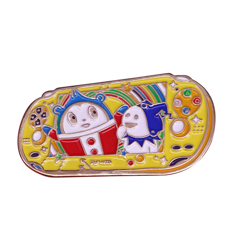 Persona 4 Teddie Kuma inspirado consola portátil esmalte Pin consola de juegos broche P4A P4G Ted Mr. Bear Suit broche