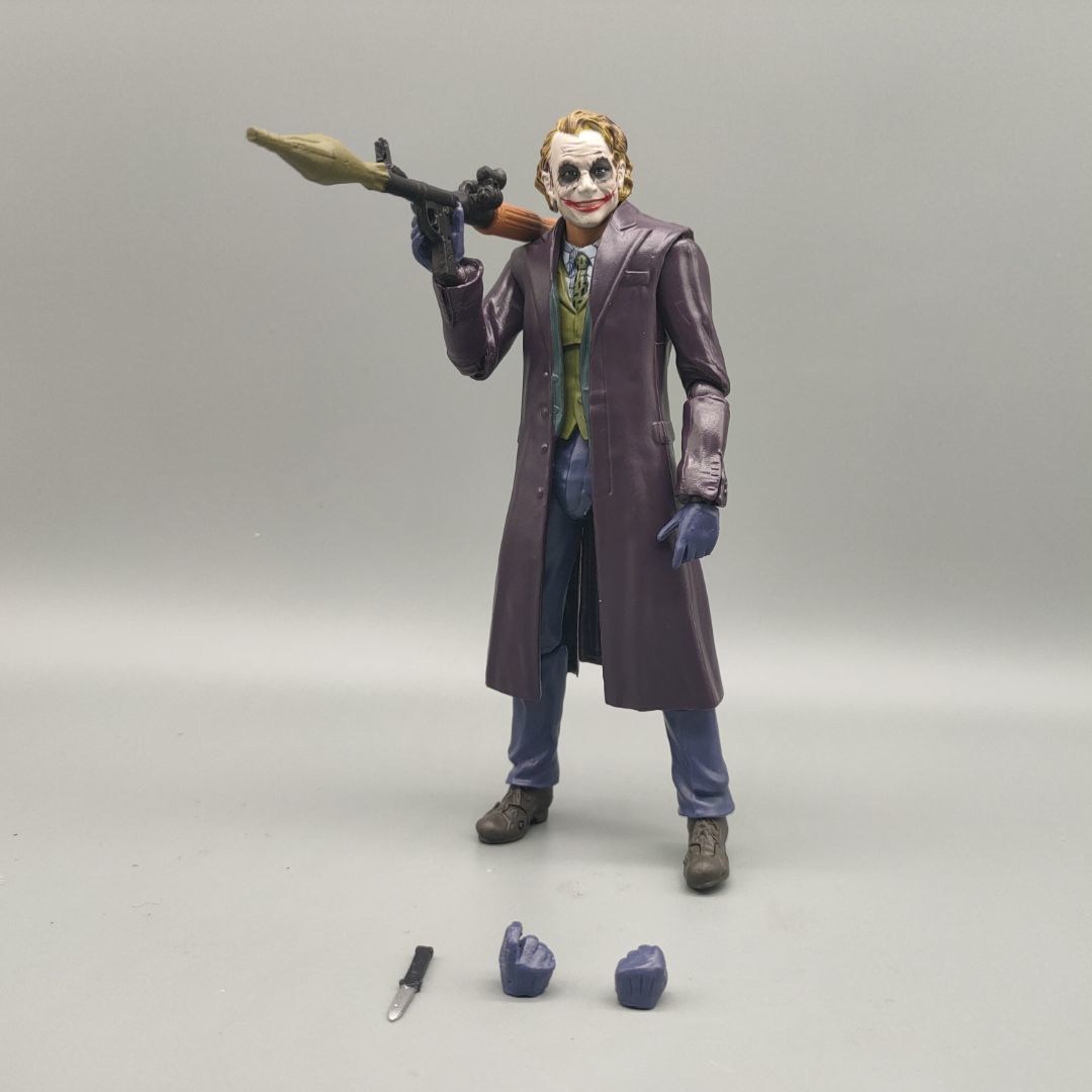 DCC DarkKnight Filme Piada-Homem com Rocket Launcher, Figura Ação Solta