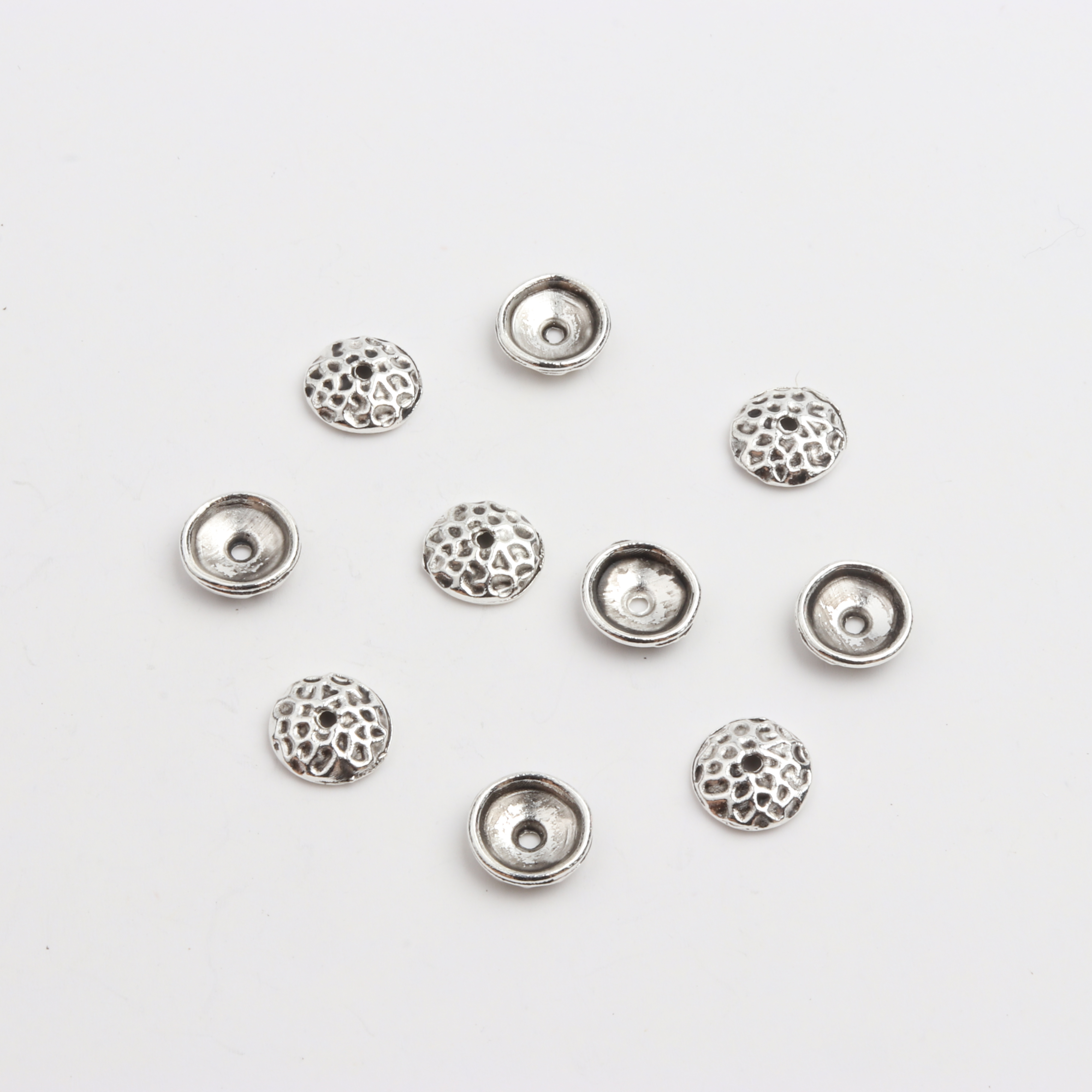 Espaciador de Metal hueco Semicircular, accesorio de tapas de cuentas sueltas para joyería DIY, accesorios de collar, 50 Uds.