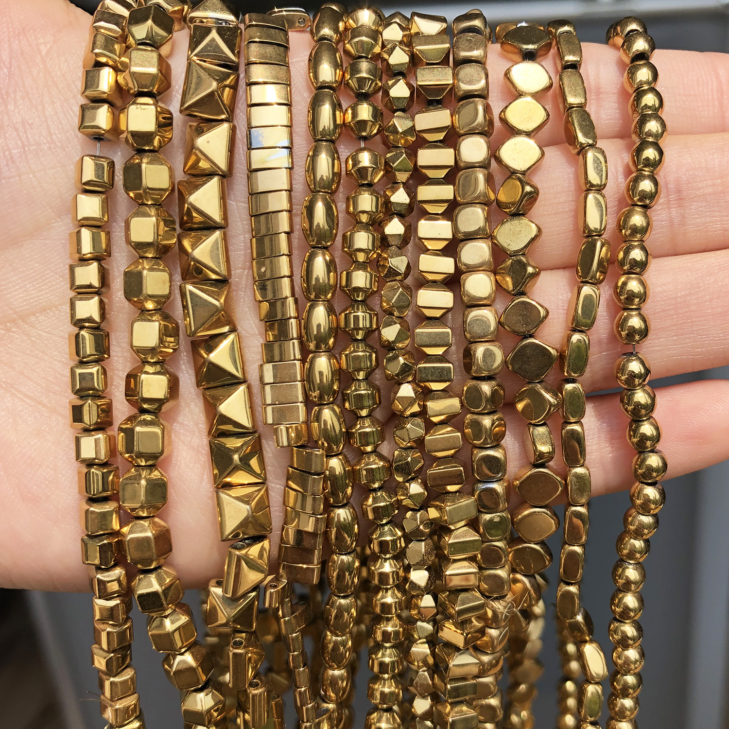 Perline di ematite in pietra naturale placcata oro con ritenzione del colore Perline distanziatrici quadrate geometriche per la creazione di gioielli Bracciale fai da te 15'' pollici
