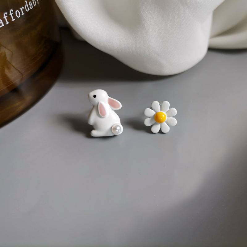 Brincos de Flor Margarida com Coelho e Gato Fofos para Mulheres, Mini Brincos Assimétricos de Esmalte Doce, Presentes de Joias para Festas de Aniversário