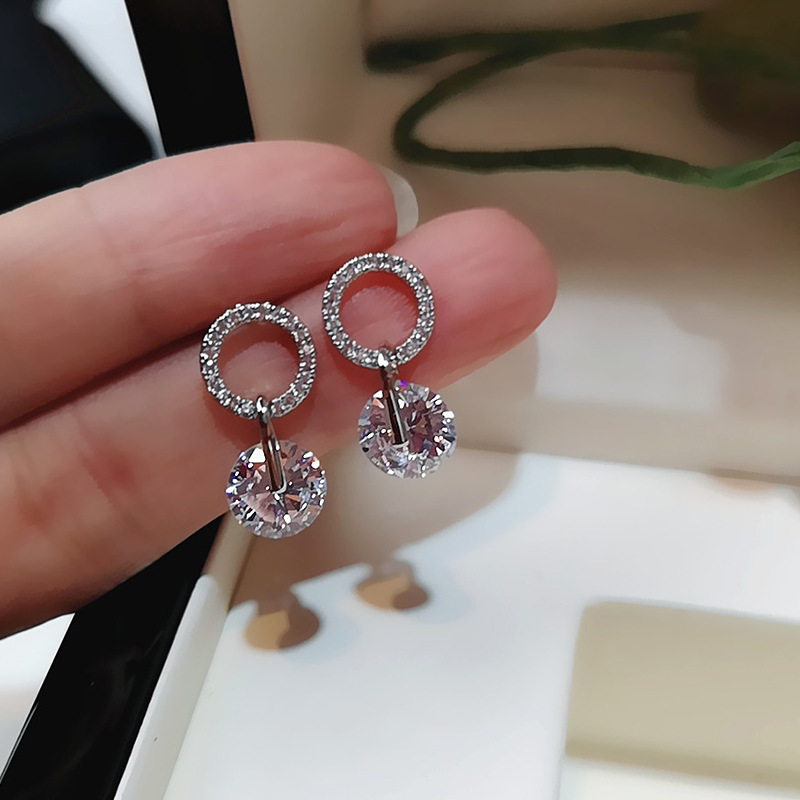 Huitan coréen Partysu Style brillant zircone cubique femmes 4 couleurs Simple élégant femme boucle d'oreille délicate bijoux