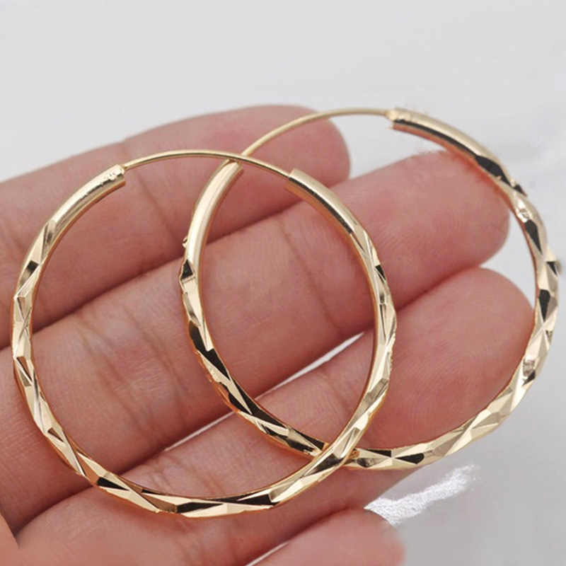Huitan clássico simples brinco de argola para mulheres cor dourada padrão geométrico terno várias ocasiões metal versátil jóias femininas