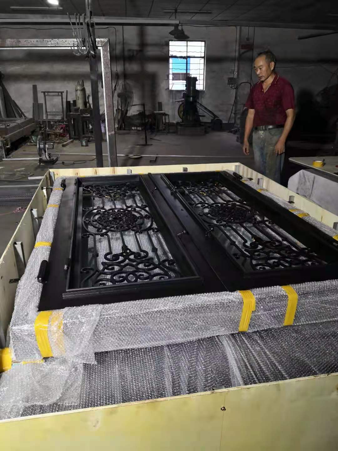 Venta caliente Puertas de entrada delanteras de hierro forjado EXW Shanghai Precio de fábrica Costo de envío Hc-id21 adicional
