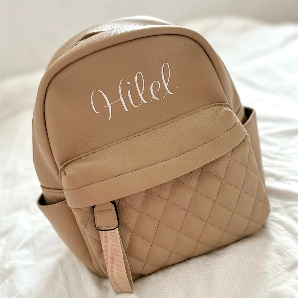 Mochila con nombre personalizado para mujer, bolso suave de PU a la moda, mochilas de viaje al aire libre, mochila informal con nombre