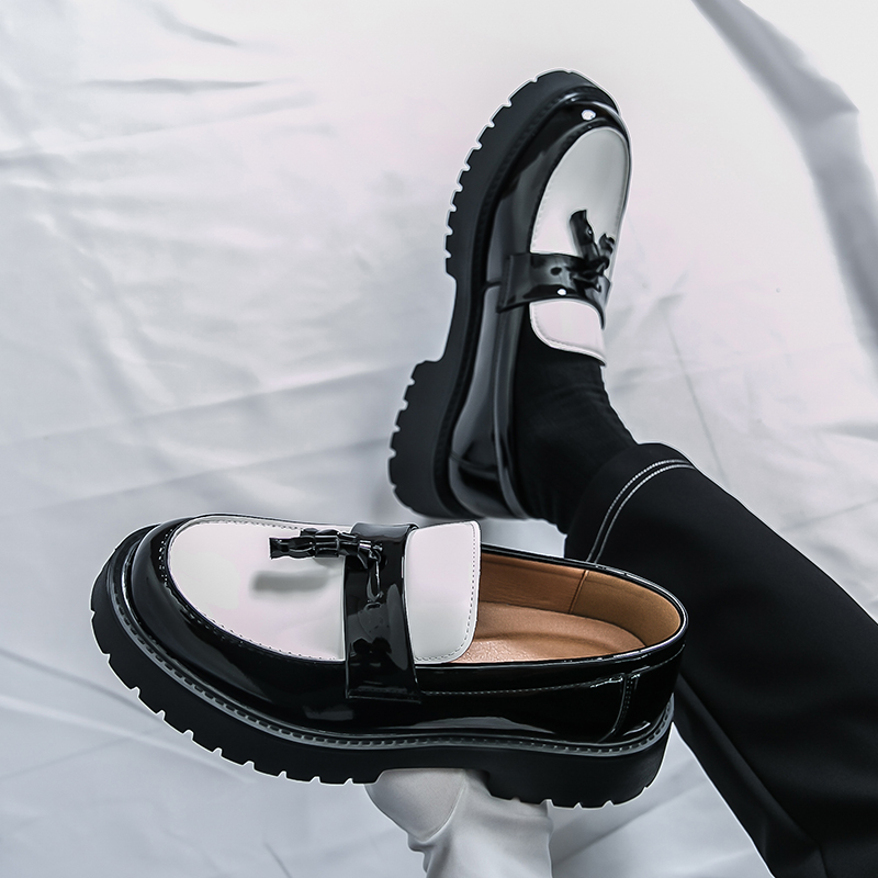 2025 Mocassini da uomo con suola spessa con frange nere / bianche di marca di moda Primavera Scarpe da lavoro comode da uomo in stile britannico