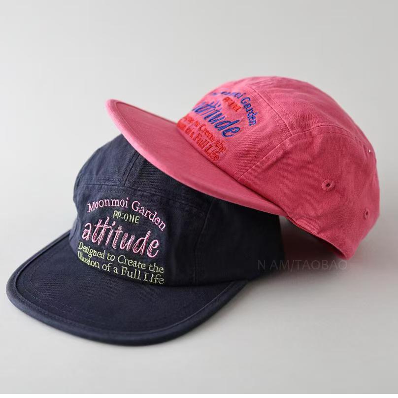 Boné de Beisebol Estilo Retrô Americano com Aba Reta e Bordado de Letras em Cores Contrastantes, Boné Casual e Versátil para Proteção Solar