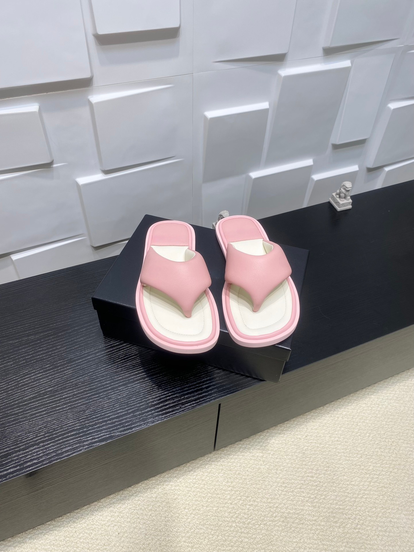 Luxusmarke Obermaterial aus Schafsleder Freizeitschuhe Damen-Hausschuhe Sandalen Premium Outdoor-Sandalen Indoor-Hausschuhe Strand-Fußbekleidung