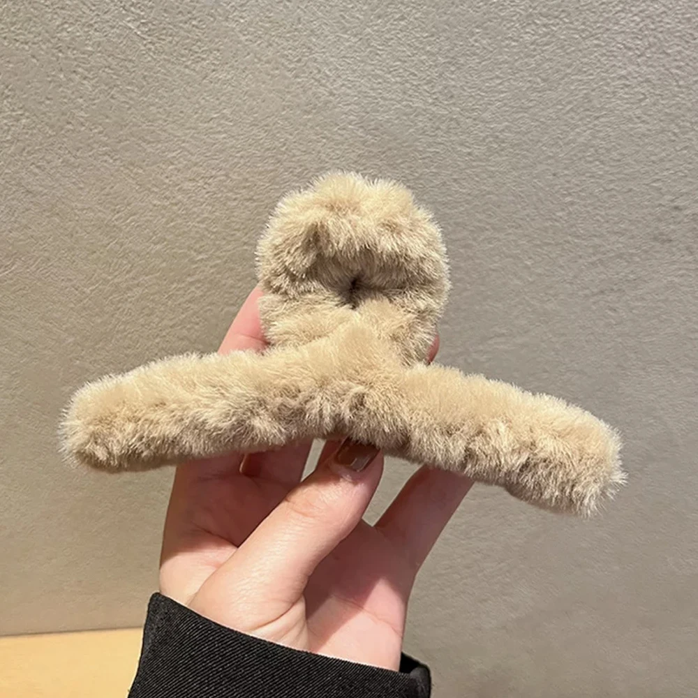 冬のフェイクファーの髪の爪女性のためのエレガントなアクリルカニバレッタヘアピンガールヘアアクセサリー毛皮のような帽子ヘア爪クリップ