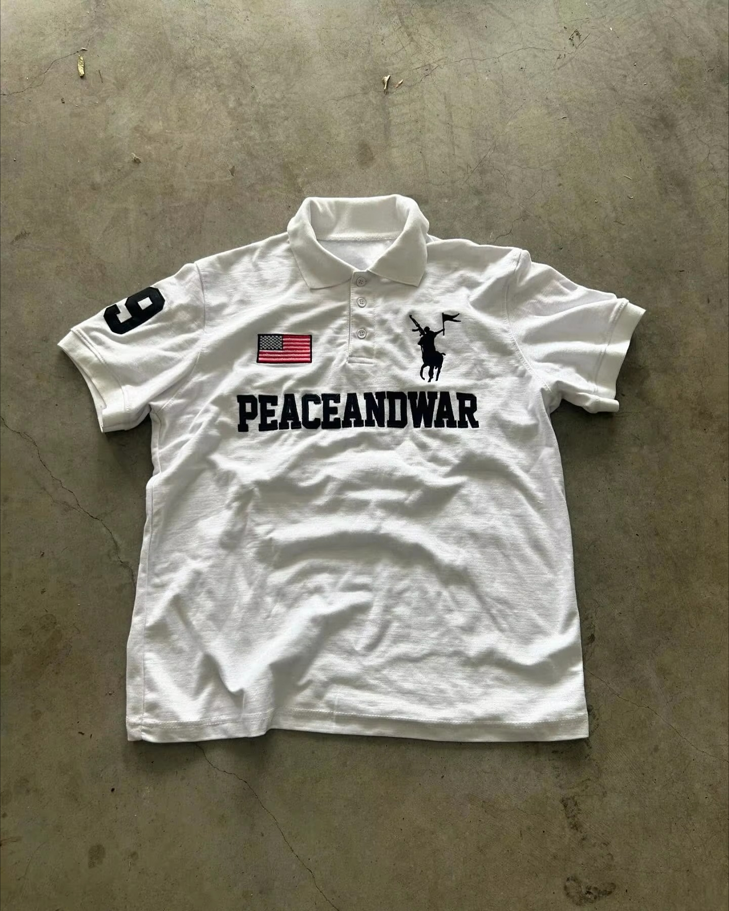 เสื้อโปโลฮิปฮอปผู้ชายลายธงชาติอเมริกาสไตล์เรโทร Y2k สตรีทแวร์ ปักตัวอักษร ปกเสื้อเชิ้ต แขนสั้นลำลอง