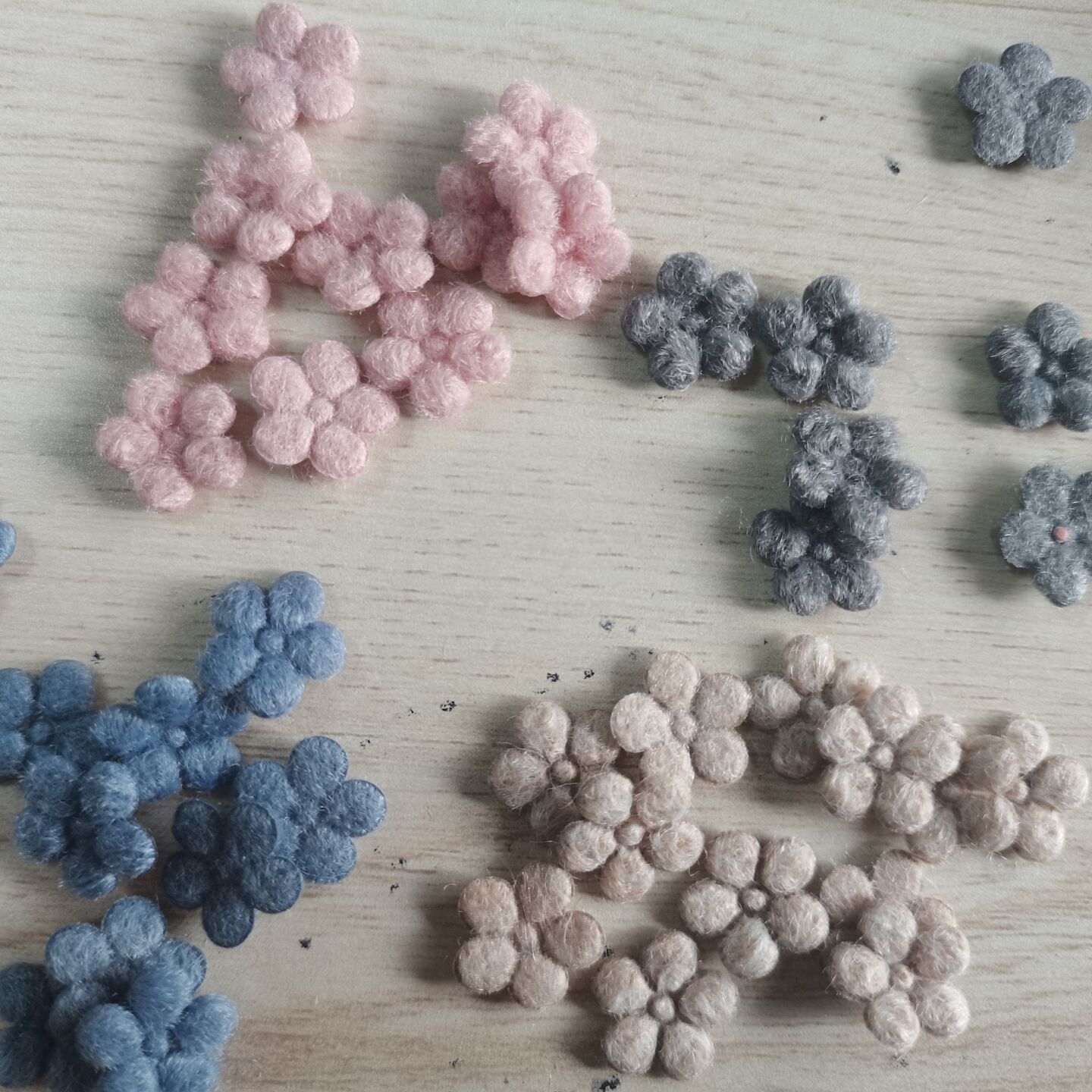 Mini flor Artificial de felpa de 1,5 Cm, piezas florales de lana coreana hechas a mano, horquilla para zapatos, accesorios para bolsos, 50 Uds.