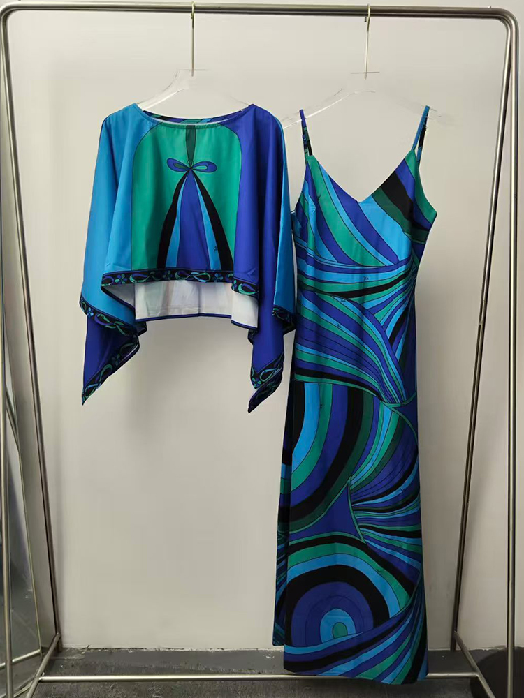 Ensemble deux pièces tendance été 2026 pour femme : pull court ample à imprimé géométrique rétro + longue robe sexy à bretelles