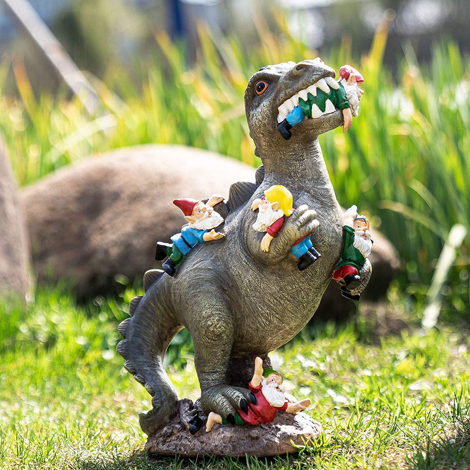 Estatua de Gnomo comiendo jardín de dinosaurio travieso, estatuilla de resina, la mejor decoración artística para el hogar al aire libre, accesorios impermeables para el hogar